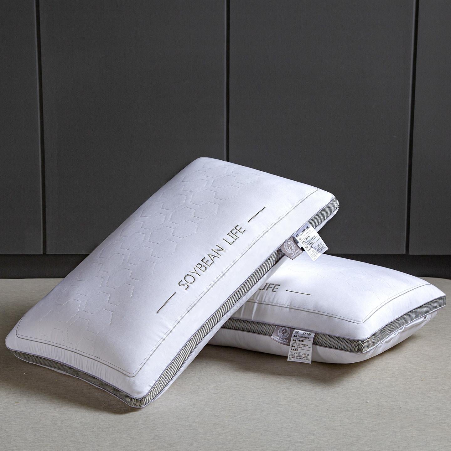 1pc Side Sleeping Pillow Optimizes Shoulder and Neck Support Based on Ergonomic Principles. The Soft, Breathable, and Elastic Pillow Core Is Fluffy and Closely Conforms to the Body's Curves. The Zoned Design Prioritizes Side Sleeping Comfort While