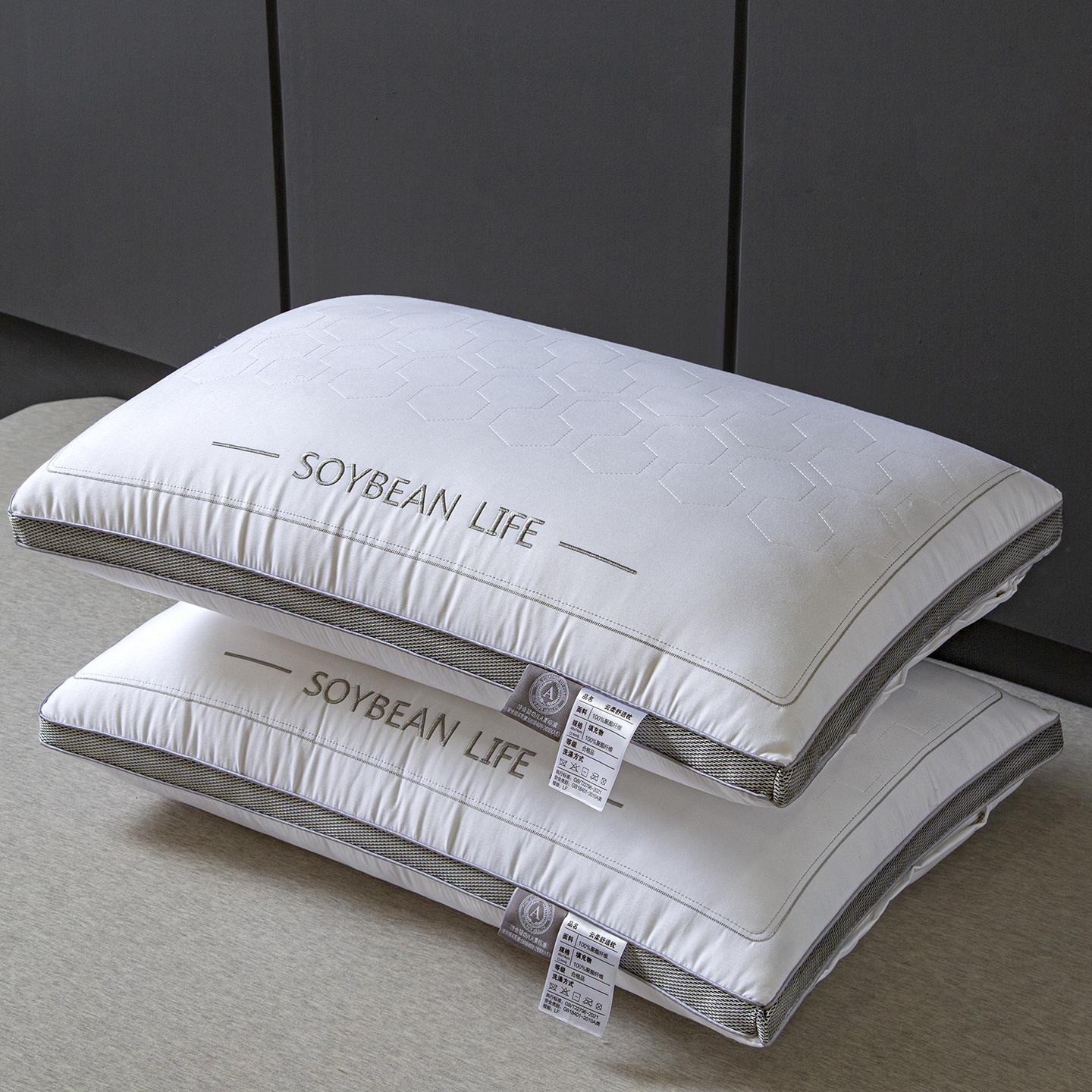 1pc Side Sleeping Pillow Optimizes Shoulder and Neck Support Based on Ergonomic Principles. The Soft, Breathable, and Elastic Pillow Core Is Fluffy and Closely Conforms to the Body's Curves. The Zoned Design Prioritizes Side Sleeping Comfort While